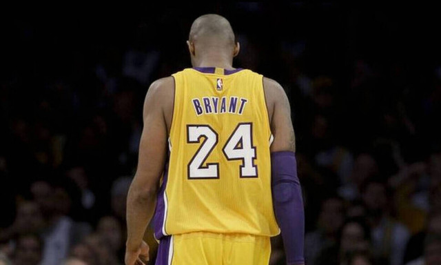 Ασέβεια στον Κόμπι: Πουλάνε φιγούρα του με έλικα στο κεφάλι (photos)