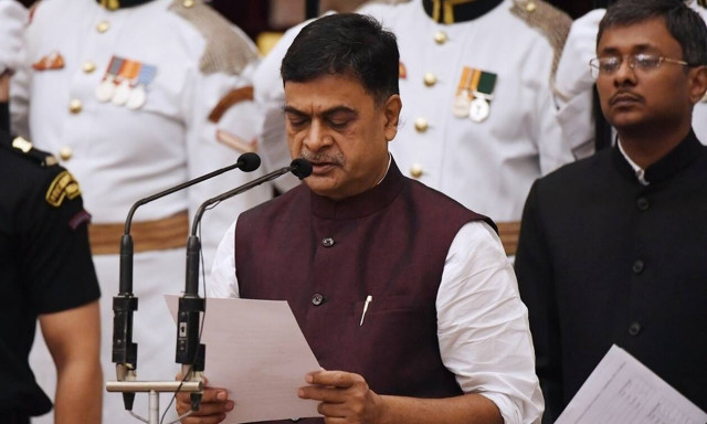 Viral: Η ξεκαρδιστική προσπάθεια υπουργού να... κρατήσει τα μάτια του ανοιχτά! (vid)