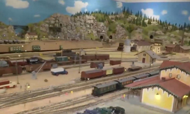 Ο δημοσιογράφος που έφτιαξε το σιδηροδρομικό σταθμό του Βόλου σε μινιατούρα (video)