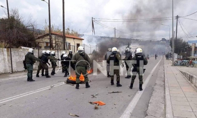 Asylum seekers from Moria hotspot begin protest march to Mytilene