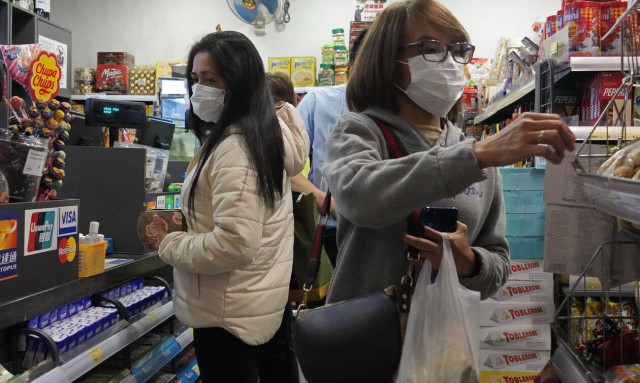 Κοροναϊός - Εικόνες σοκ στην Κίνα: Γιατροί με πάνες ακράτειας – Drones ψάχνουν πολίτες χωρίς μάσκα