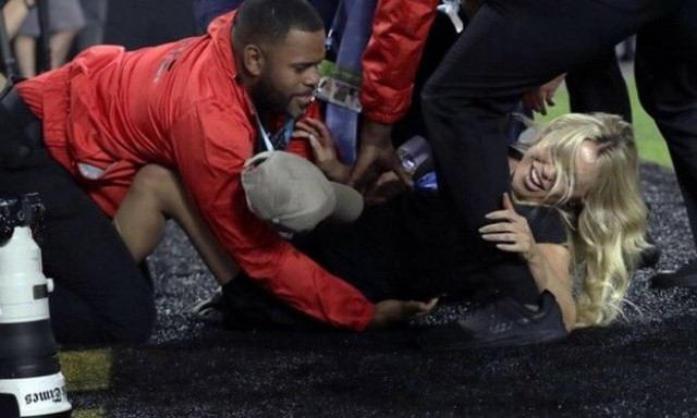 Κίνσεϊ Βολάνσκι: Μετά τον τελικό του Champions League, εισέβαλε και στο Super Bowl (vid&pics)