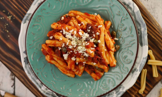 Η συνταγή της ημέρας: Σκιουφηχτά με λιαστή ντομάτα, ελιές και φέτα