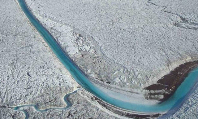 Οι επιστήμονες μόλις ανακάλυψαν μια ακόμη σημαντική αιτία για τον λιώσιμο των πάγων στη Γροιλανδία