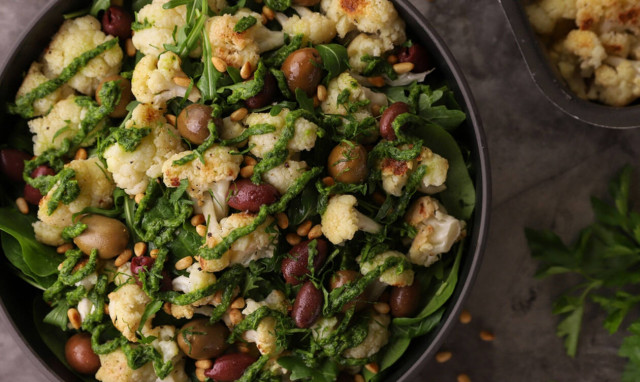 Η συνταγή της ημέρας: Σαλάτα με ψητό κουνουπίδι