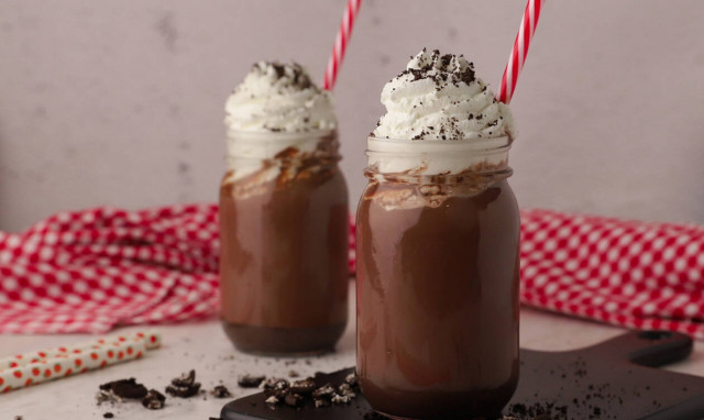 Η γλυκιά συνταγή της ημέρας: Ζεστή σοκολάτα cookies & cream