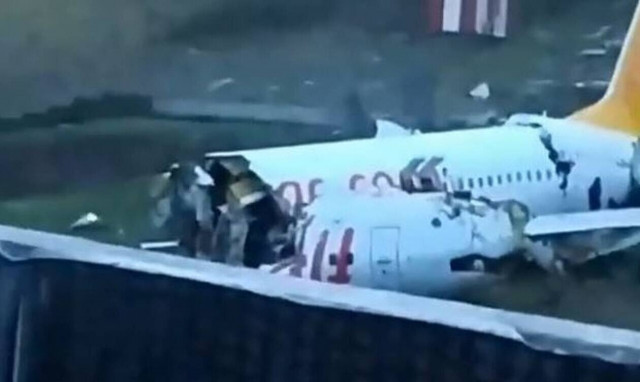 Κωνσταντινούπολη: Εικόνες ΣΟΚ από τα συντρίμμια του αεροσκάφους