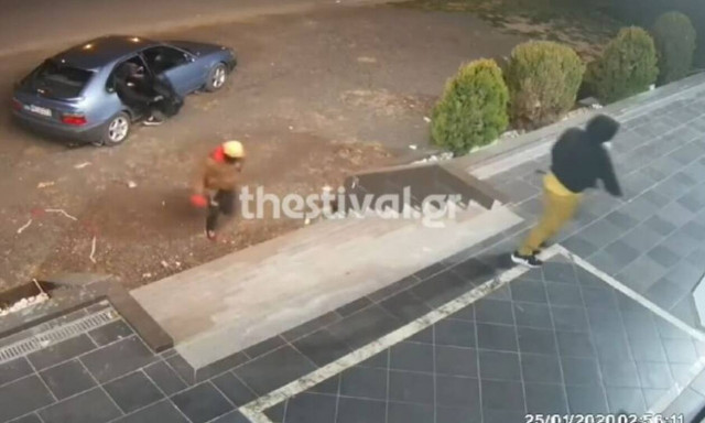 Θεσσαλονίκη: Έσπασαν με βαριοπούλες της βιτρίνα και άδειασαν το κατάστημα – Βίντεο ντοκουμέντο