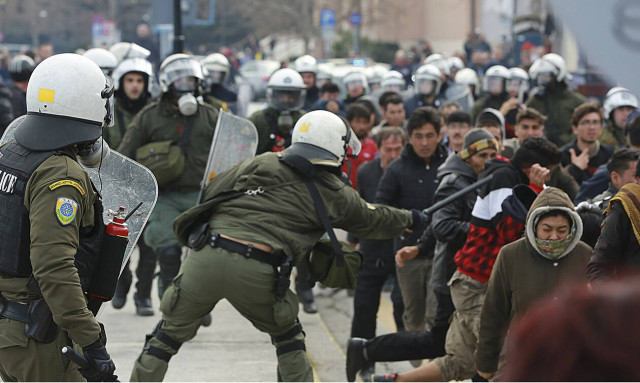 Μεταναστευτικό: Στο «κόκκινο» τα νησιά με πορείες, συγκρούσεις και στο βάθος πολιτική σύγκρουση