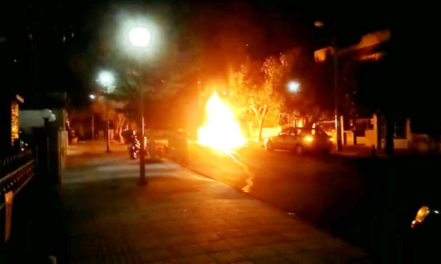 Βίντεο ντοκουμέντο: Έτσι έκαψαν τη Τζάγκουαρ του γνωστού εκδότη (pics+vid)