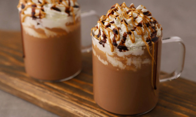 Το ρόφημα της ημέρας: Ζεστή σοκολάτα με φυστικοβούτυρο