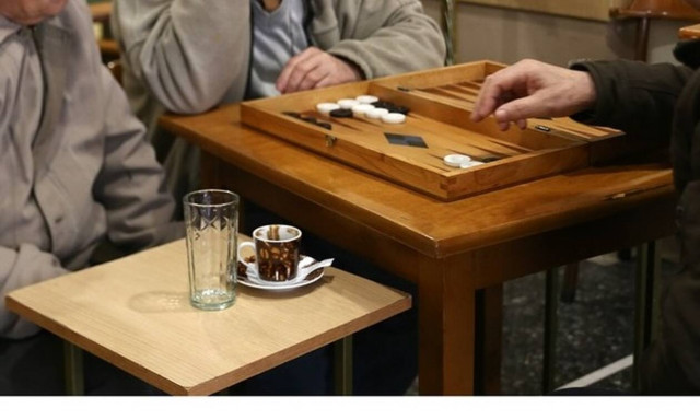 «Κλάμα»: Επική ανακοίνωση καφετζή στο Αγρίνιο για τους καπνιστές (pics)