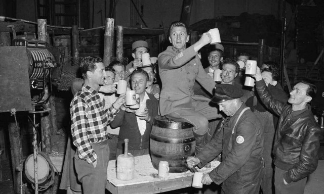 Ο Κερκ Ντάγκλας μακριά από τις ταινίες: Εικόνες από την προσωπική ζωή ενός μεγάλου σταρ