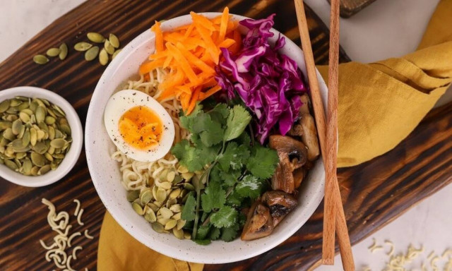 Υγιεινό μπολ (Buddha bowl) με noodles, μανιτάρια και αυγό
