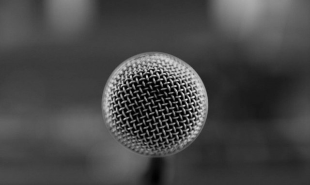 Κατέρρευσε Ελληνίδα τραγουδίστρια στο αεροδρόμιο (pics)