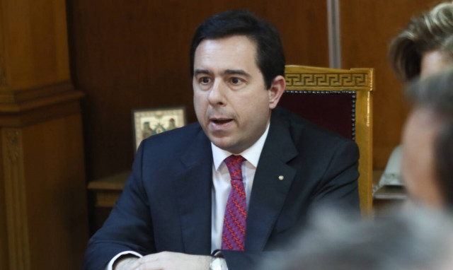 «Βόμβα» από τον Μηταράκη: ΜΚΟ συνέβαλαν στα επεισόδια στη Μόρια