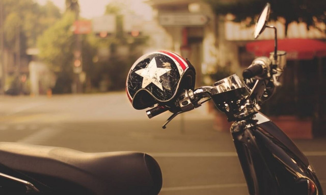 Μοτοσικλετιστής έπαθε ΣΟΚ όταν είδε τι είχε μπει στο κράνος του (pics)