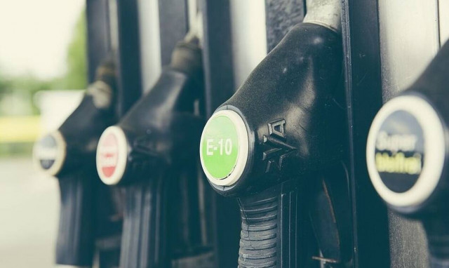 Σκάνδαλο: Γύριζαν πορνό σε βενζινάδικο (Ακατάλληλες εικόνες)