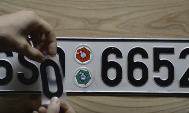 Βάζει ένα αυτοκόλλητο στους αριθμούς και δεν πληρώνει ποτέ πρόστιμο από κάμερα! (video)
