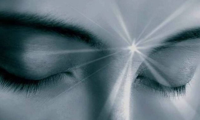 Ξυπνάτε συχνά στις τρεις με πέντε τα ξημερώματα; Δείτε τι σημαίνει