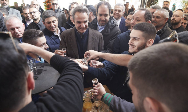 Ο Μητσοτάκης στην Κρήτη: Άκουσε μαντινάδες, ήπιε τσικουδιά και έβγαλε selfies