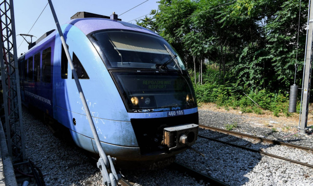 Σύγκρουση συρμού του Προαστιακού με αυτοκίνητο στη Λένορμαν