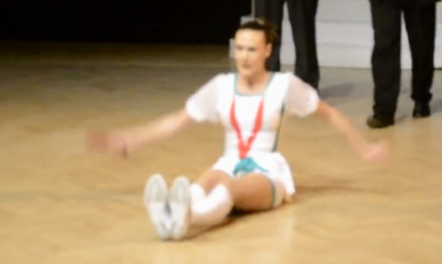 Βίντεο: «Καυτή» ακροβάτισσα τρελαίνει τον κόσμο στην αίθουσα! 