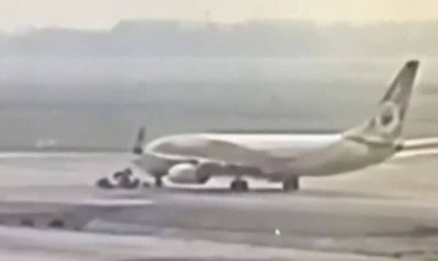 Ταϊλάνδη: Αεροπλάνο «έλιωσε» ρυμουλκό όχημα - Νεκρός ο οδηγός