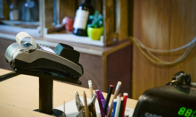 Ηλεκτρονικές πληρωμές: Στο...  «κυνήγι» των αποδείξεων οι φορολογούμενοι 