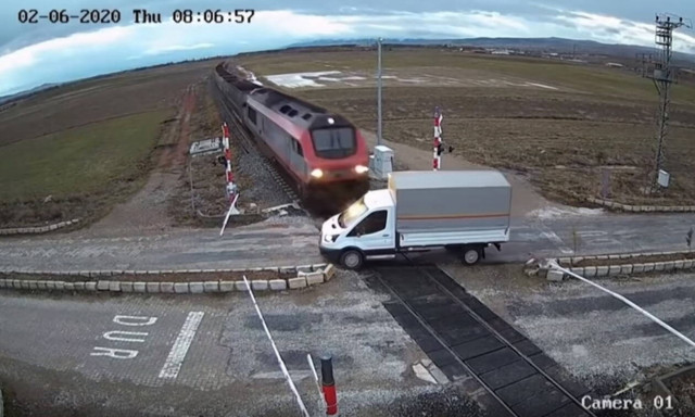 Τύχη βουνό: Τρομακτική σύγκρουση τρένου με μικρό φορτηγό στην Τουρκία με τον οδηγό να τη γλιτώνει