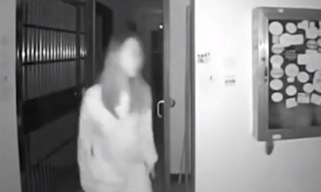 Κοροναϊός: ΣΟΚ σε πολυκατοικία - Δείτε τι έκανε αυτή η γυναίκα (pics)