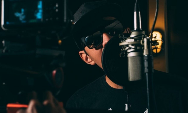 Έφηβος ραπάρει κρατώντας όπλο - Εκπυρσοκροτεί και συμβαίνει κάτι απίστευτο