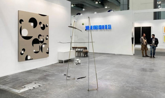 Χαμός σε γκαλερί – Δείτε τι έκανε κριτικός έργων τέχνης (pics)