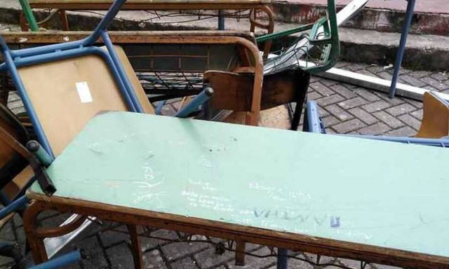 Εικόνες ντροπής: Ρήμαξαν υπό κατάληψη σχολείο στην Κέρκυρα - Γκρέμισαν και τους τοίχους 