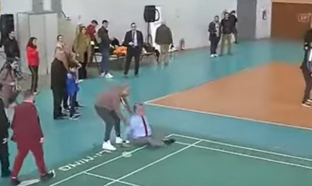 Βίντεο: Η απίστευτη τούμπα του Γιώργου Κατρούγκαλου σε αγώνα μπάντμιντον