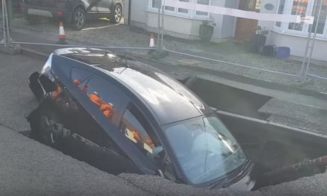 Εικόνες αποκάλυψης: Άνοιξε η γη και κατάπιε ΙΧ 