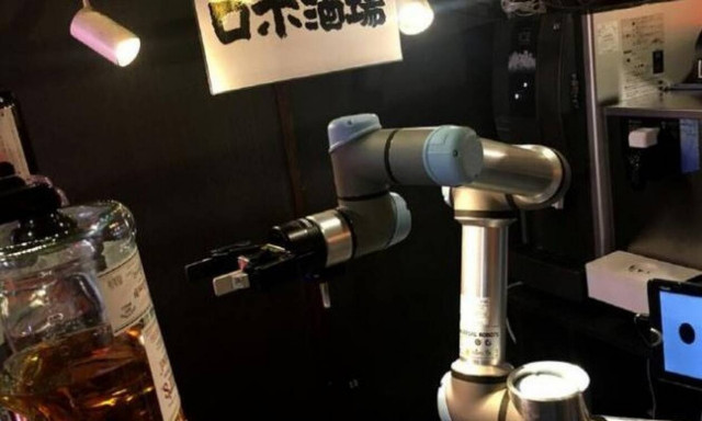 Το ρομπότ… μπάρμαν που σερβίρει κοκτέιλ σε ένα λεπτό (video)