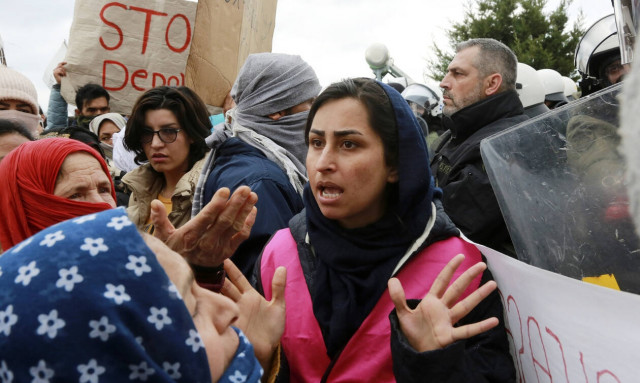 «Πολεμικό κλίμα» στα νησιά για τα κλειστά κέντρα: Διαμαρτυρία έξω από το υπ. Εσωτερικών 