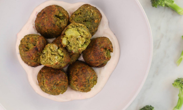 Μπροκολοκεφτέδες: Υγιεινή συνταγή που θα λατρέψουν όλοι στο σπίτι