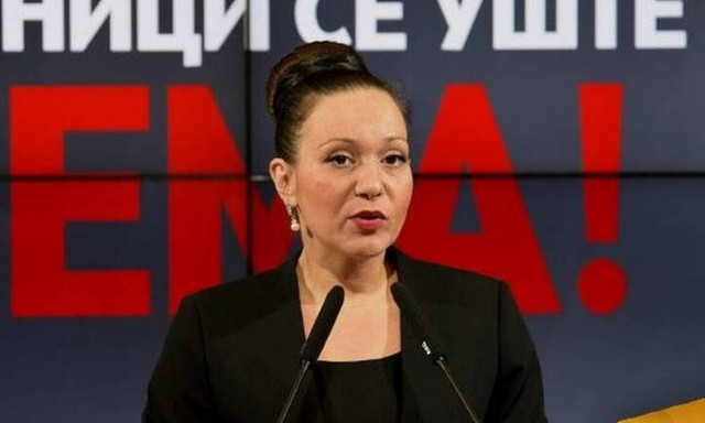 Χαμός στα Σκόπια με την πινακίδα «Δημοκρατία της Μακεδονίας»: Προς αποπομπή η υπουργός Εργασίας