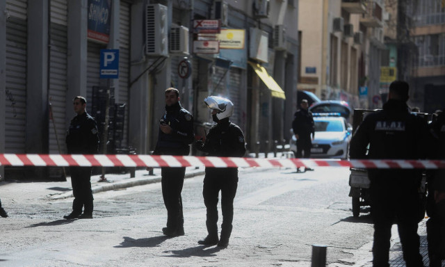 Οι πρώτες εικόνες από την άγρια συμπλοκή στο κέντρο της Αθήνας