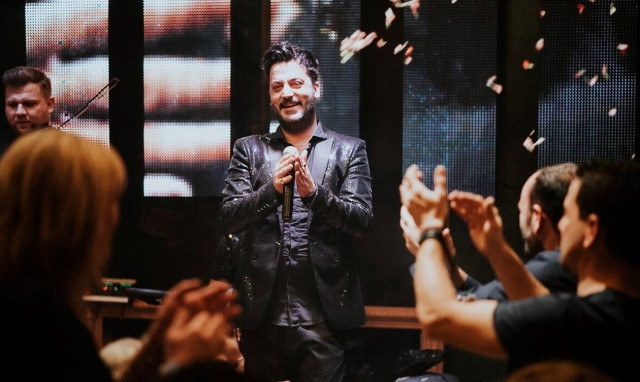 Νίκος Ρωμανός: Η άφιξή του στη νυχτερινή Αθήνα προκαλεί το αδιαχώρητο (photos)