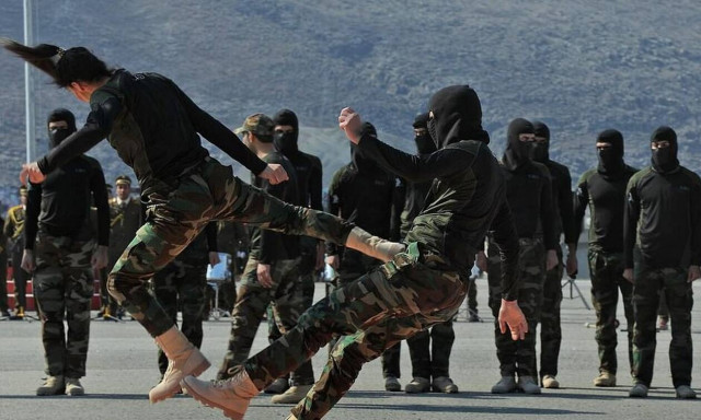 Σοκάρουν οι εικόνες από τελετή αποφοίτησης αξιωματικών: Δάγκωναν κουνέλια και φίδια