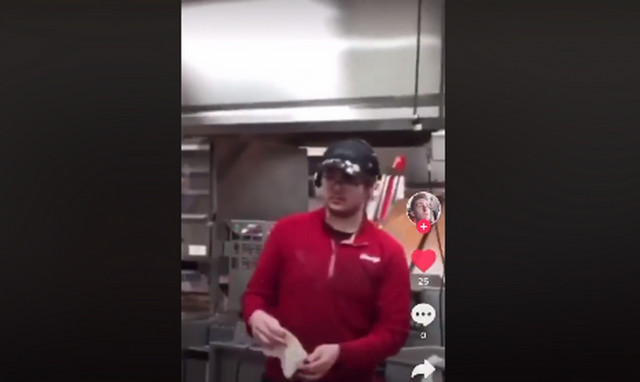 Απίστευτο: Υπάλληλος fast food έκανε μπάνιο στο νιπτήρα που πλένουν τα πιάτα (pics)