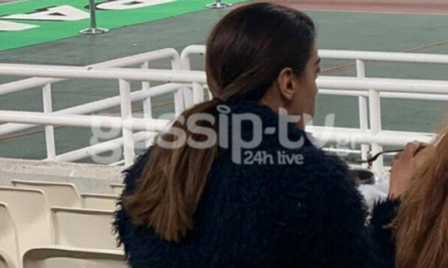 Δεν τον αφήνει από τα μάτια της ούτε στο γήπεδο (pics)