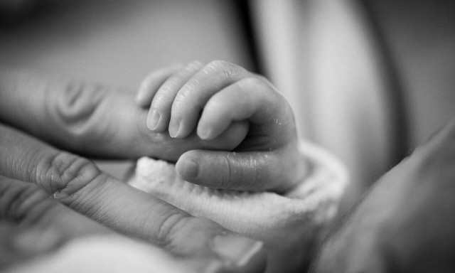 Πάτρα: Ποινική δίωξη στην 27χρονη – Το πόρισμα του ιατροδικαστή για τον θάνατο του βρέφους