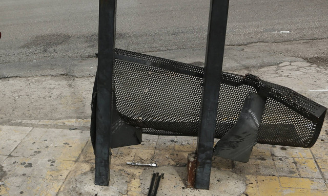 Τρόμος στη Γλυφάδα: Λεωφορείο έπεσε σε στάση