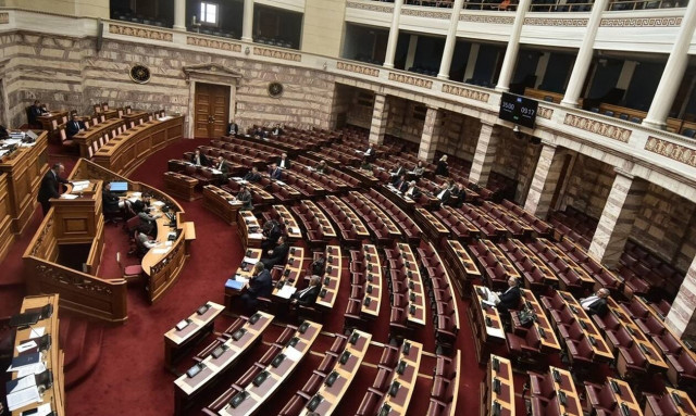 Βουλή LIVE: Σύγκρουση πολιτικών αρχηγών για τα εργασιακά