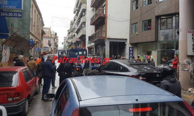 Πάτρα: Τροχαίο και άγριο ξύλο στην μέση του δρόμου (video)