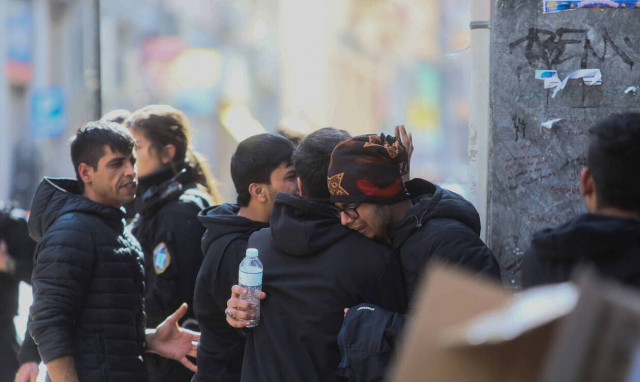 Βίντεο - ντοκουμέντο από τη Μενάνδρου: Κουβαλούν το νεκρό Αφγανό στα χέρια